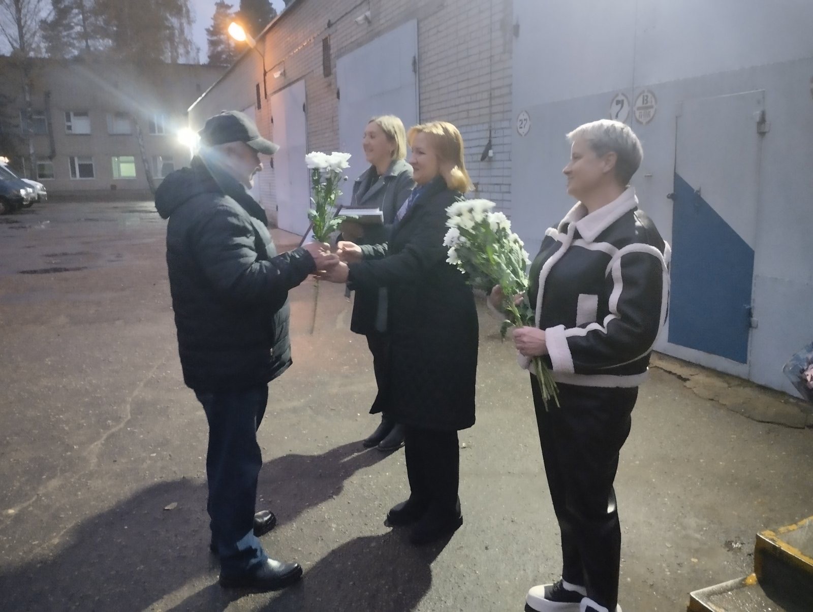 Администрация УЗ «Новополоцкая центральная городская больница» поздравила наших незаменимых водителей гаража с профессиональным праздником!