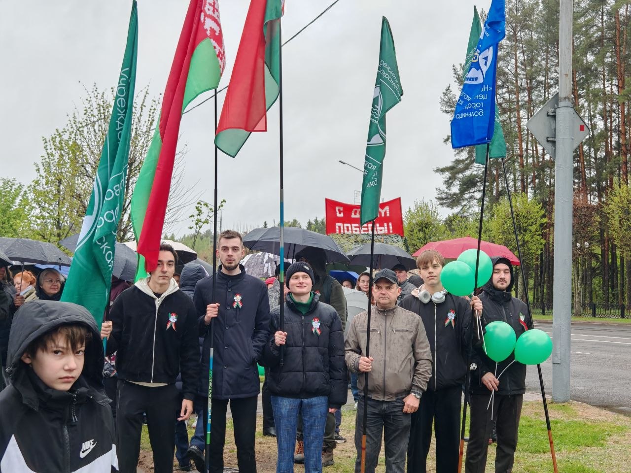 🌹 9 мая в Новополоцке прошло шествие «Беларусь помнит», в которой с гордостью приняли участие сотрудники и администрация УЗ «Новополоцкая центральная городская больница».