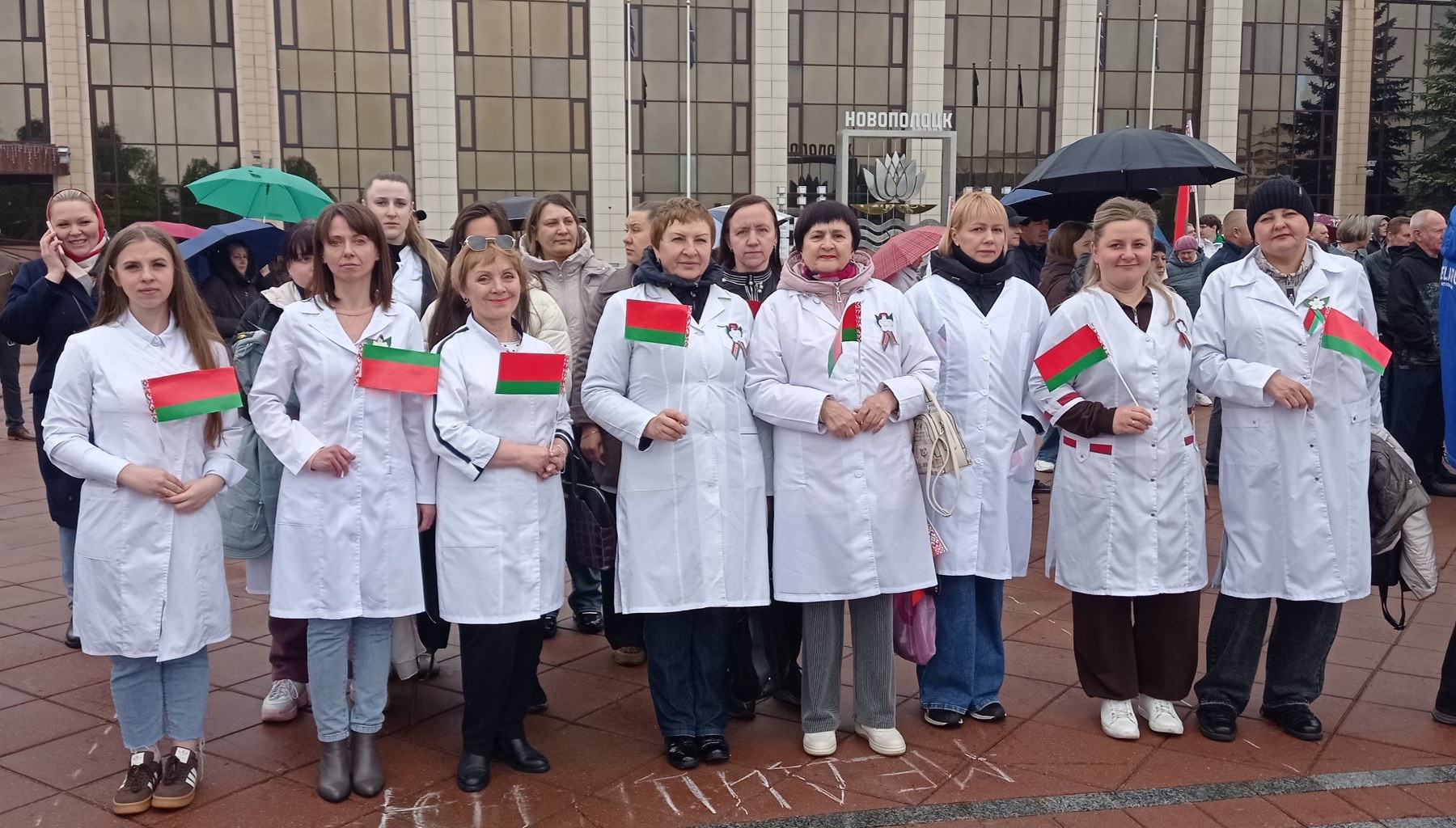 Коллектив УЗ «Новополоцкая центральная городская больница» во главе с главным врачом Ириной Георгиевной Шеменковой принял участие в торжественном мероприятии, посвященным Дню Государственного флага, Государственного герба и Государственного гимна Республики Беларусь.