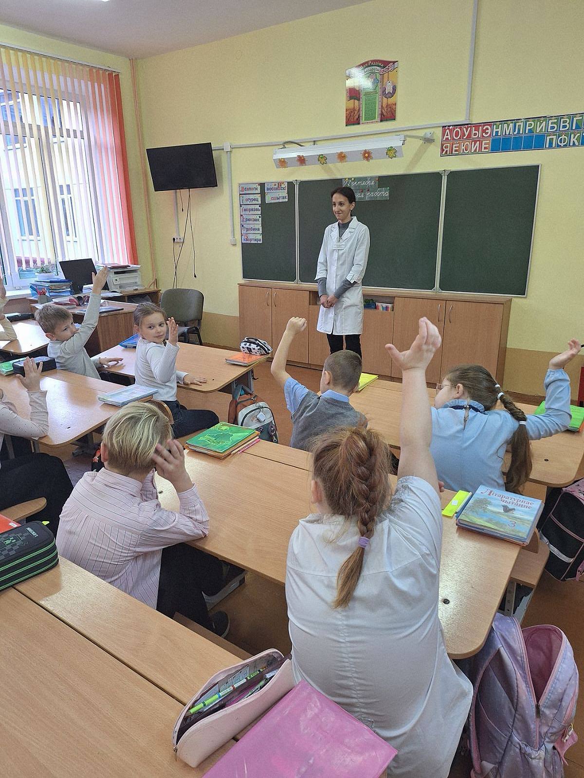 В рамках акции «За безопасность вместе»  в учреждениях образования сотрудники УЗ «Новополоцкая центральная городская больница» провели обучающие встречи с учащимися на тему «Осторожно, каникулы!»